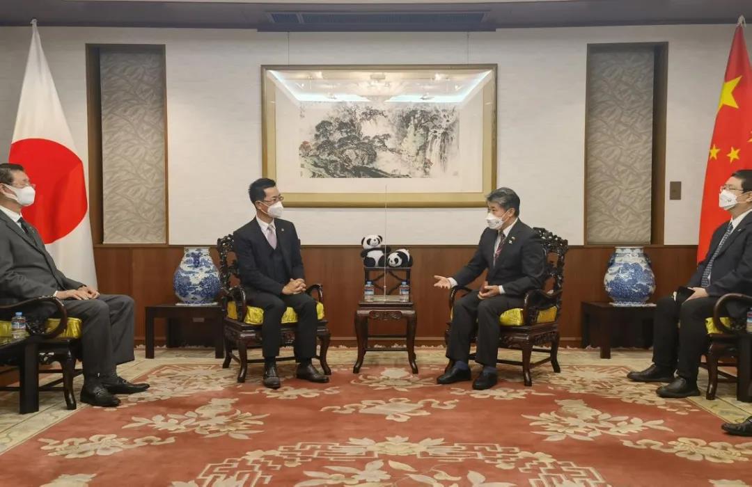 Consul General Xue Jian Meets with Wei Pengcheng